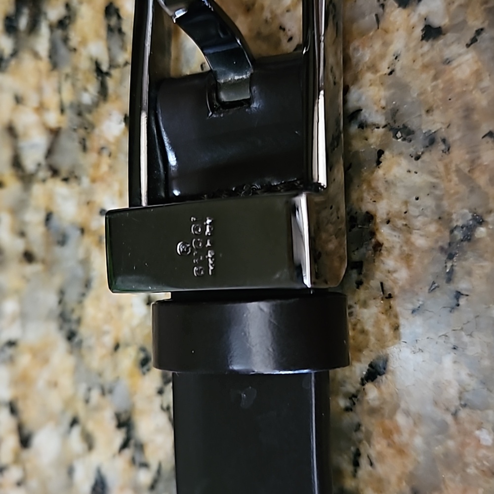 Gucci black leather belt. Authentic. Exc condition! SAT ONLY